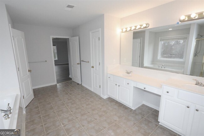 Building Photo - 3205 Vaughan Dr