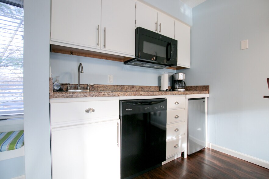 Building Photo - 5713 Creeks Crossing N