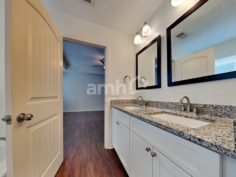 Building Photo - 351 Shady Glen