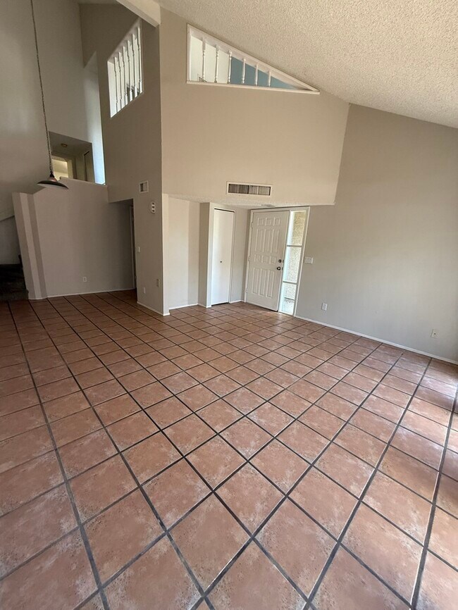 Building Photo - Town Home For Rent