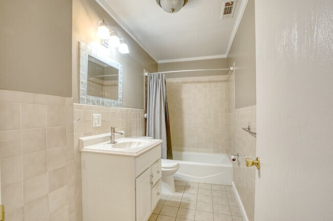 Building Photo - Lovely 2 bed 1.5 bat Condo is quiet Stamford Neighborhood