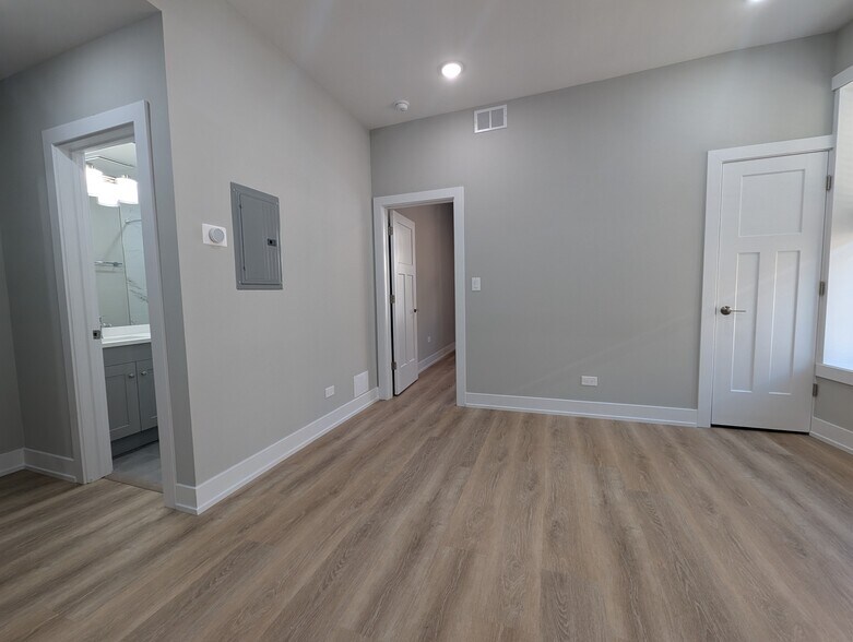 Building Photo - 428 W Belden Ave