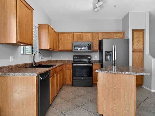 Building Photo - 4Bedroom/2.5Bath Townhome Ready for You!!