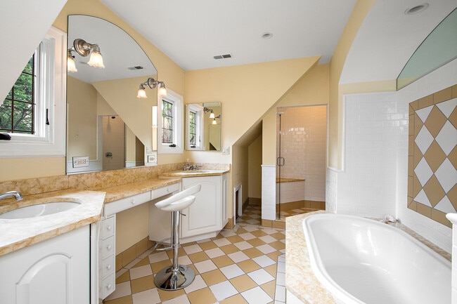 Building Photo - 2023-2027 W 108th Pl