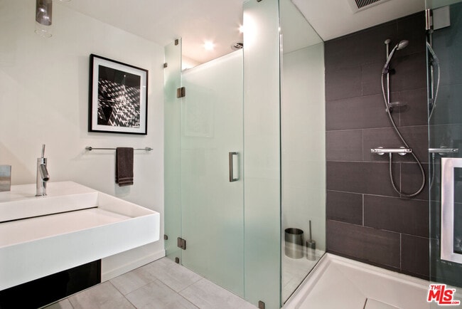 Building Photo - 9416 Beverlycrest Dr