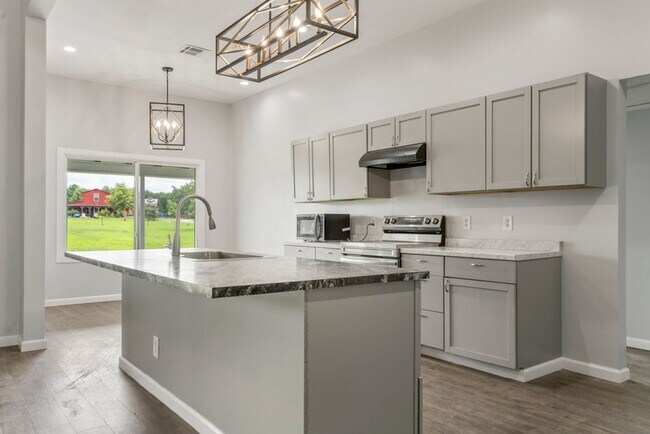 Building Photo - Modern Comfort on 1 Acre in Coweta – Available Now!