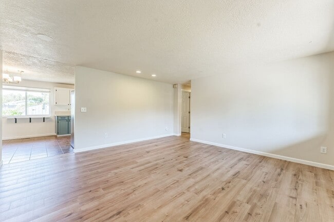 Building Photo - $500 gift card with lease by 9/1/25. Water...