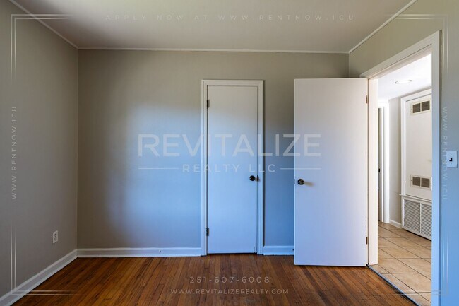 Building Photo - **Reduced Price** Adorable 3 Bedroom/1 Bat...