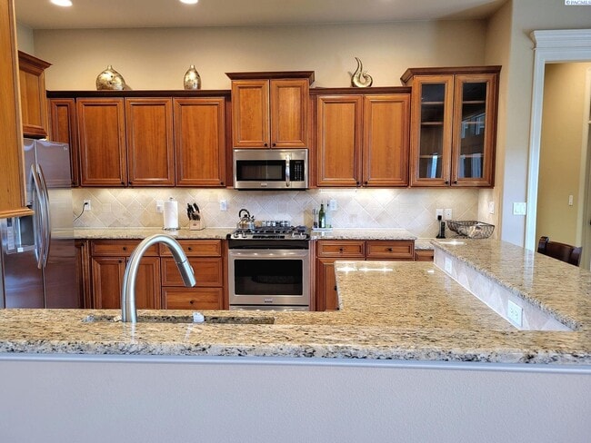 Building Photo - Large South Richland 4 Bed/3 Bath Home