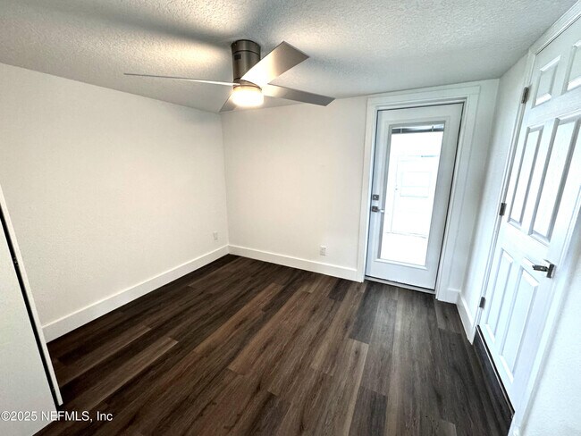 Building Photo - 3263 S Peninsula Dr