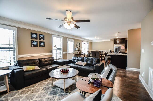 Building Photo - Three Bedroom in Magnolia Place!