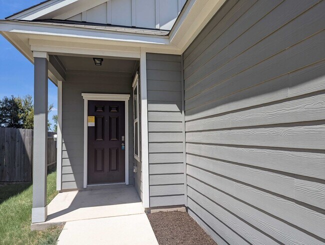 Building Photo - 6510 Routenburn St