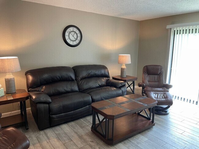 Building Photo - Move in ready condo, ground floor and includes utilities.