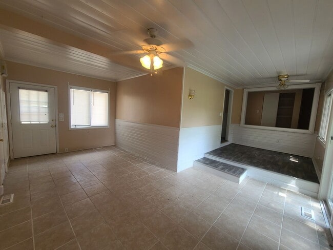 Building Photo - 3 Bedroom House in Normal