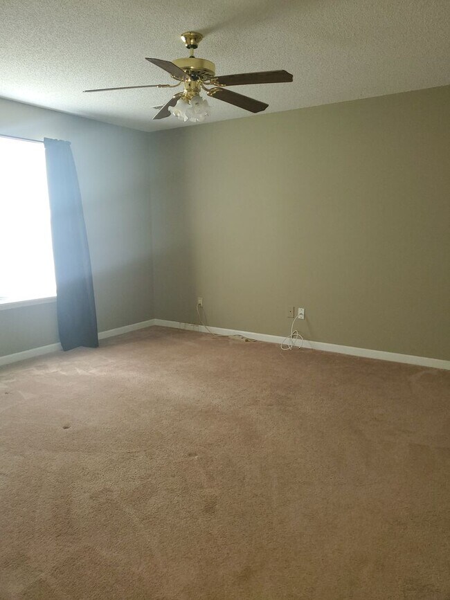 Building Photo - Spacious Country Living