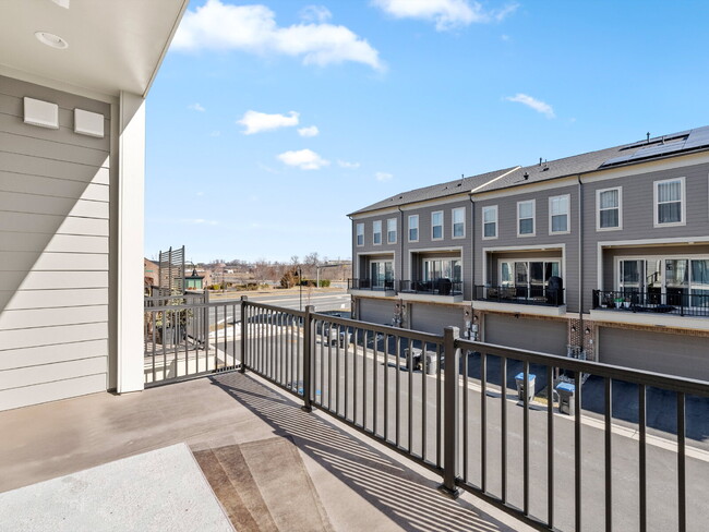 Building Photo - Stylish & Spacious Townhome in Ashburn’s S...