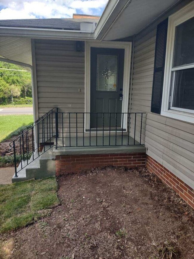 Building Photo - 2 miles from the University of Alabama (4 ...