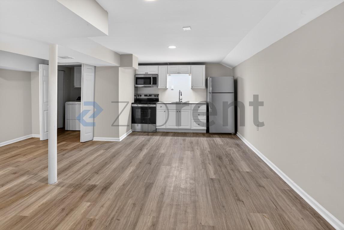 Building Photo - Unit B