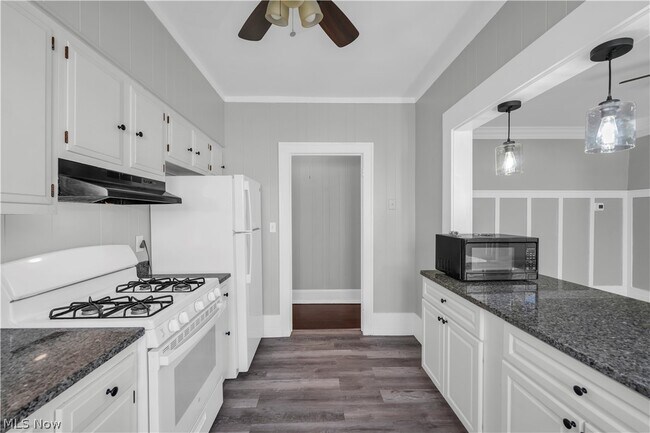 Building Photo - 1353 Phelps Ave