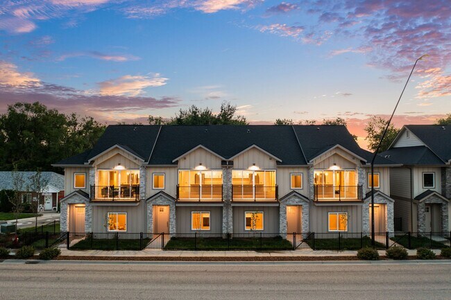 Building Photo - 2213 S Federal Way