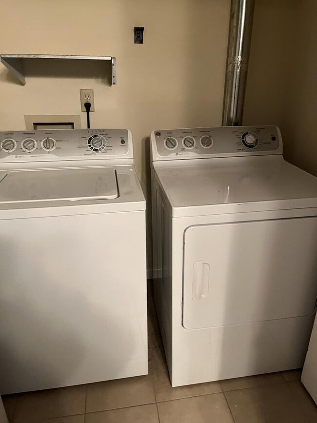 Building Photo - 3 bed 2.5 bath townhome off Bob Billings!