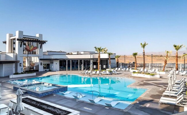 Building Photo - Desert Color Home