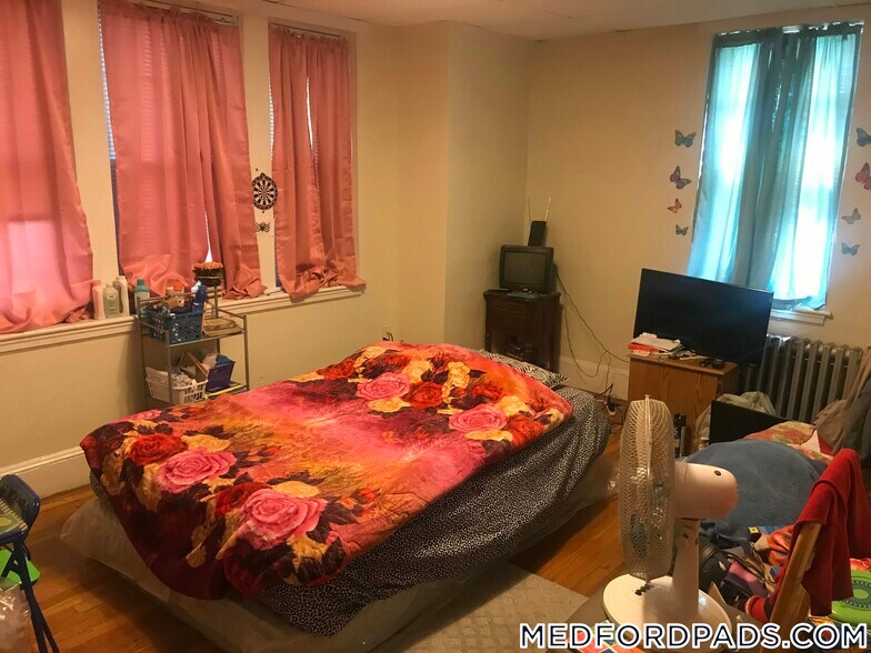 Building Photo - 53 Fellsway W