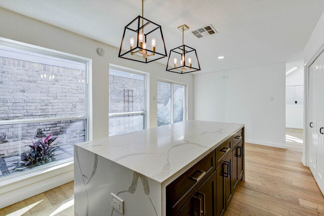 Building Photo - Museum District: Chic 2-Story newly updated home!