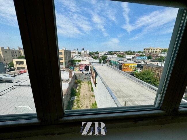 Building Photo - 385 Troutman St
