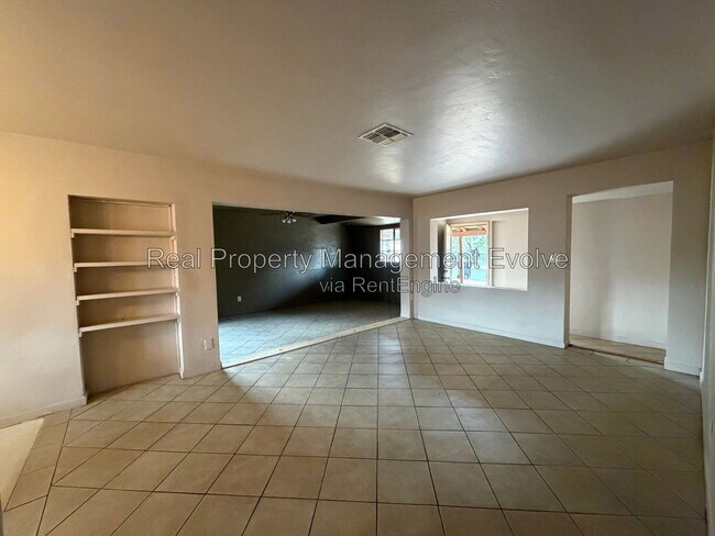 Building Photo - 2320 W Rose Ln