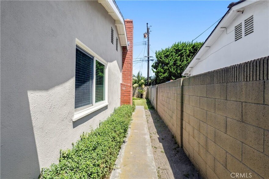Building Photo - 6061 Dundee Dr