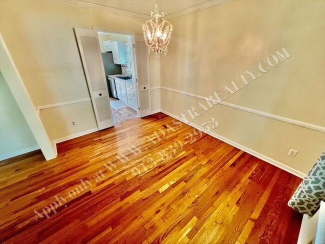 Building Photo - Lovely Home In Nall Hills-Available NOW!