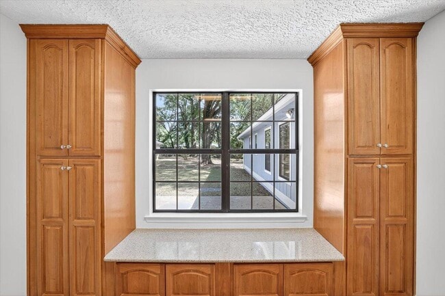 Building Photo - 12 Corbin Ct