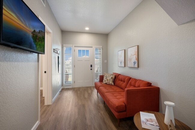 Building Photo - Prime Location! Beautifully Updated 3-Bedroom Duplex Near The Pearl & Downtown