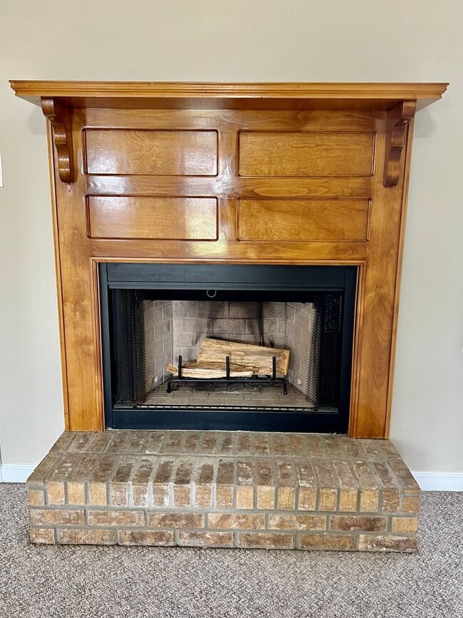 Building Photo - AVAILABLE NOW! 3 Bedroom Home Available of...