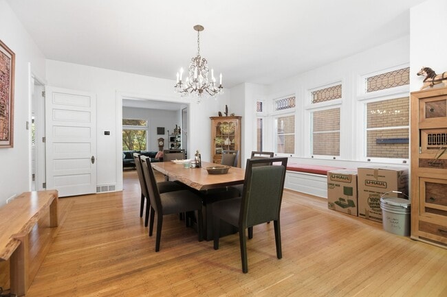 Building Photo - Stunning 5 Bedroom 2.5 Bathroom Home in Squirrel Hill