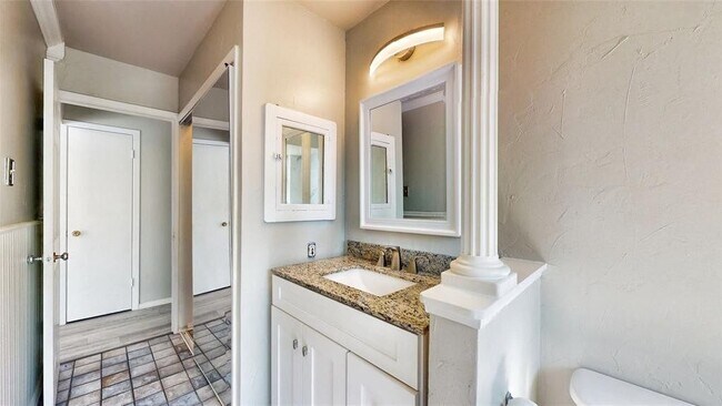 Building Photo - 1008 Wake Dr