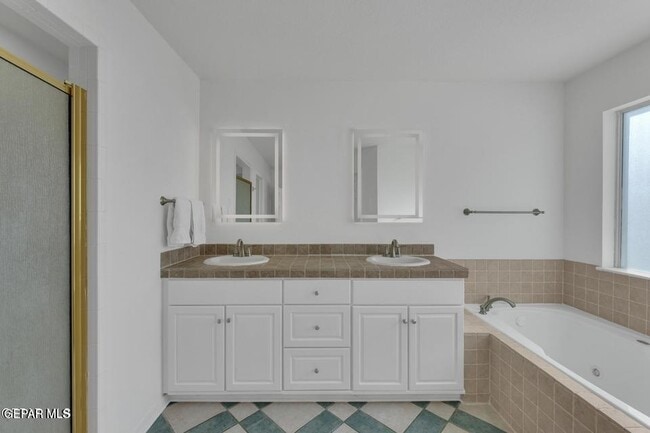 Building Photo - 1121 Regal Ridge Dr