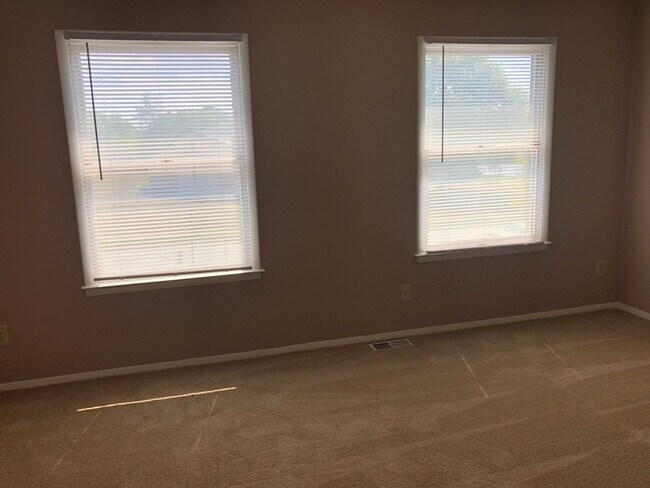 Building Photo - Townhome with basement!