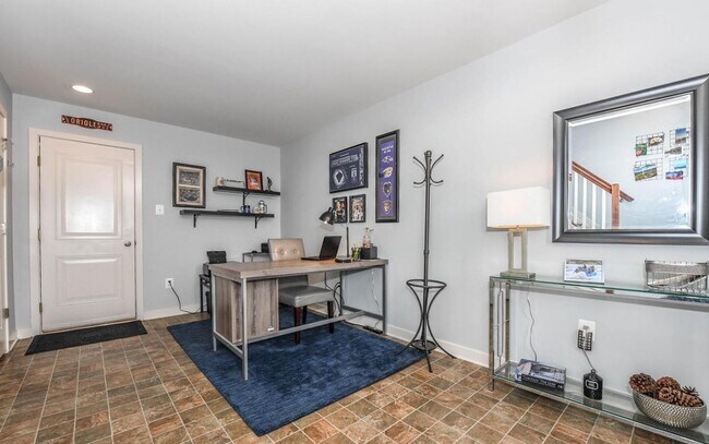 Building Photo - Stylish townhouse in ideal Frederick locat...