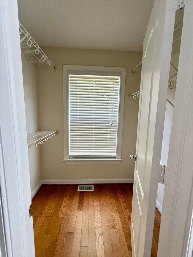 Building Photo - 3BD/3.5 Condo with Garage & Backyard in Shadowlawn! Blocks to the Beach! AVAILABLE NOW!