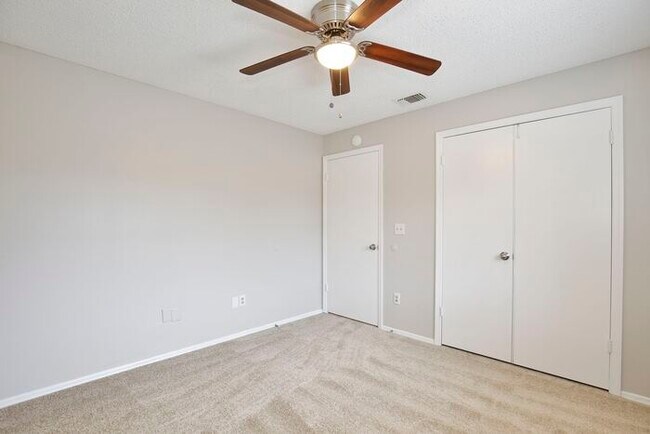 Building Photo - Spacious 4/3 Home with a Fenced Backyard and a 2 Car Garage in Hollowbrook - Winter Springs!