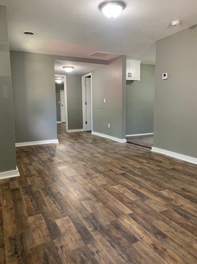 Building Photo - Updated 2 bed/1 bath, 800 sqft home!
