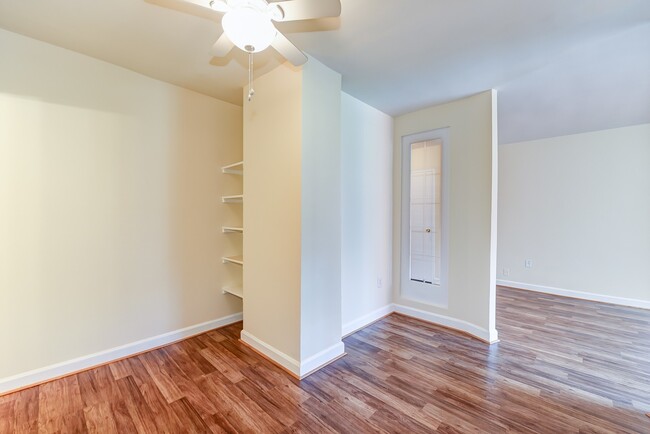 Building Photo - Spacious & Bright Junior One Bedroom at Ri...