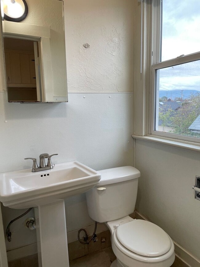 Building Photo - Newly Updated 1 Bedroom 1 Bathroom-Upstair...