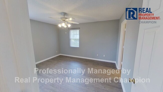 Building Photo - 3 BD/2 BA Upper Unit Condo in Hawthorne Park