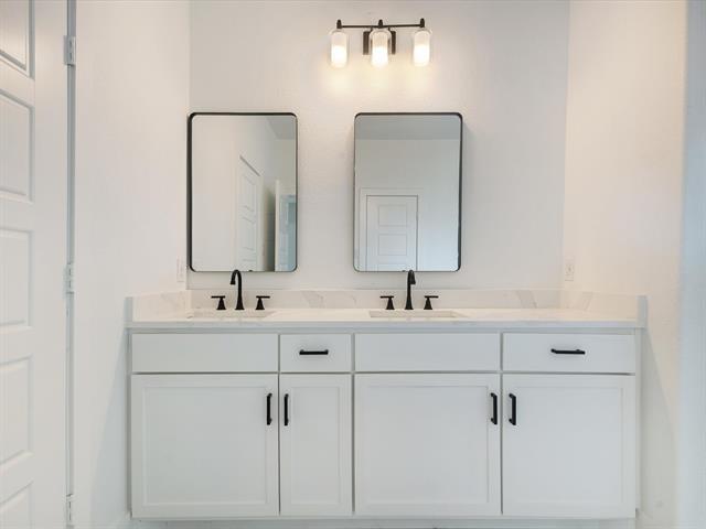 Building Photo - 2411 Mercedes St