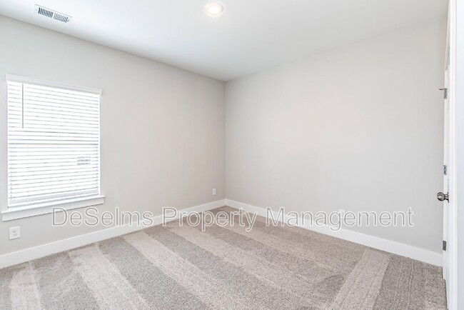 Building Photo - 1024 Hillbrook Dr