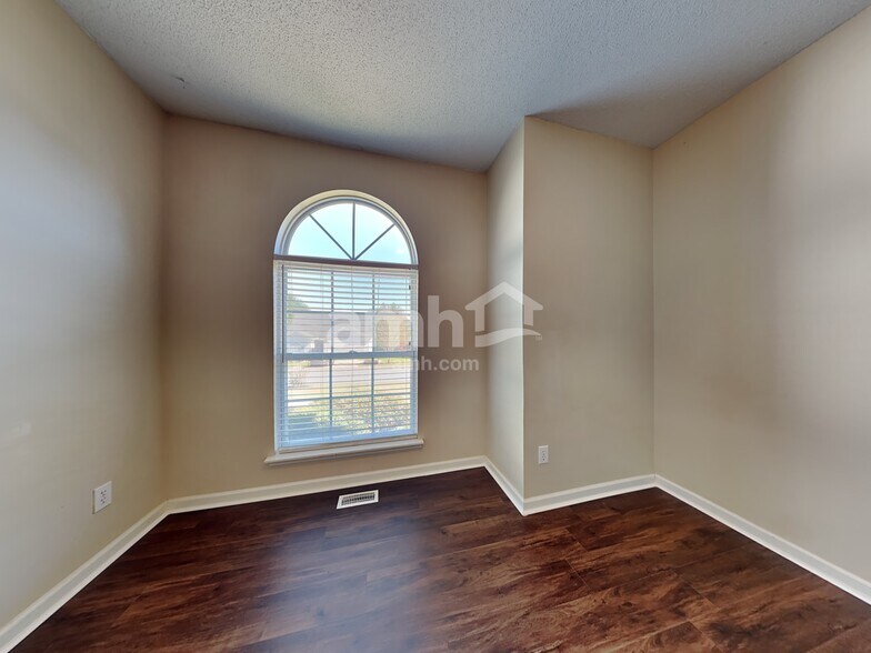 Building Photo - 104 Windy Meadow Way