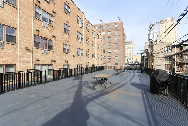 Building Photo - 630 W Wrightwood Ave